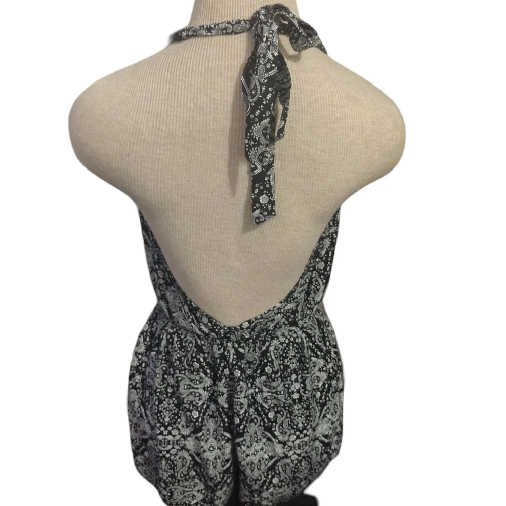 Adorable blk & white printed tie back romper - Picture 2 of 4